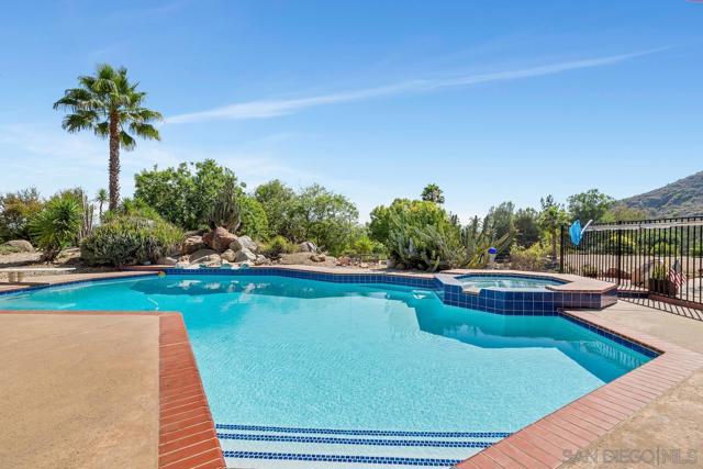 25980 Forest Dr, Escondido CA: https://media.crmls.org/mediaz/801defee-b2f7-4f20-a222-ef703a16a670.jpg