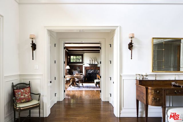 1667 Amalfi Drive, Pacific Palisades CA: https://media.crmls.org/mediaz/801f0c96-3b6f-457b-b261-c4f1b7c1343f.jpg