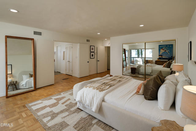 5445 La Crescenta Avenue, La Crescenta CA: https://media.crmls.org/mediaz/801f7c01-261b-4c04-8647-51f031166251.jpg