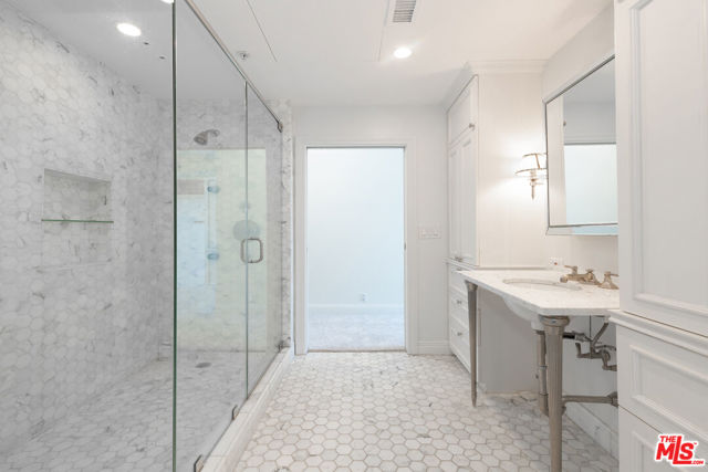 10580 Wilshire Boulevard, Los Angeles CA: https://media.crmls.org/mediaz/801fa602-1e04-4f02-8a8f-168ed584cb33.jpg