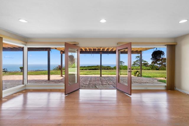 7330 Brodiaea Way, La Jolla CA: https://media.crmls.org/mediaz/80201ee3-cbb8-4e2c-a434-e2e215b730e1.jpg