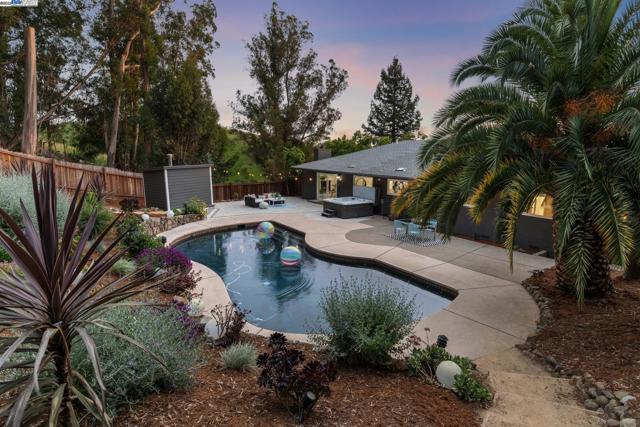 441 FOX HILLS COURT, Oakland CA: https://media.crmls.org/mediaz/8020a054-7fee-42c8-bd93-6369e01f3d5b.jpg