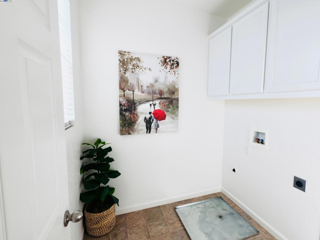 https://media.crmls.org/mediaz/8021442f-b941-474f-bc03-69a26626aa09.jpg?preset=X-Large