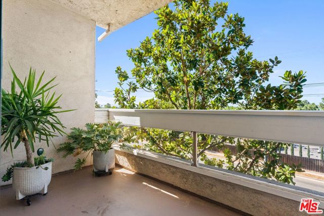 17130 Burbank Boulevard, Encino CA: https://media.crmls.org/mediaz/8021f4d5-09d6-4b79-bdf7-a8303fb94007.jpg