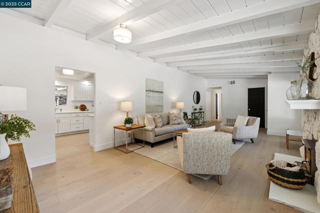 12 La Sonoma Ct, Alamo CA: https://media.crmls.org/mediaz/8023d4d1-e4cc-4e90-8b75-d2ccafd5f3d2.jpg