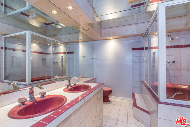 22548 PACIFIC COAST Highway, Malibu CA: https://media.crmls.org/mediaz/8024f1d5-e9f3-488a-b588-92a86c3ac34a.jpg