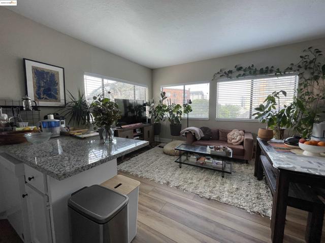 290 Park View Terrace, Oakland CA: https://media.crmls.org/mediaz/8026d601-c52b-458c-9a9f-4fe8398f136c.jpg