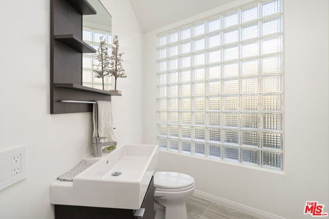 1708 Clear View Drive, Beverly Hills CA: https://media.crmls.org/mediaz/80278a23-f9a4-47d5-baeb-879895e52b09.jpg