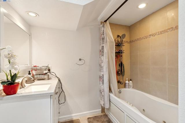 1706 Fairview St, Berkeley CA: https://media.crmls.org/mediaz/802821eb-1cff-49a2-b6e2-887932f4c032.jpg