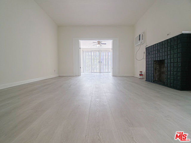 336 S Wilton Place, Los Angeles CA: https://media.crmls.org/mediaz/80288e53-323e-4d89-a36e-1158c5292100.jpg