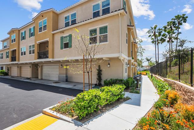 2822 Juniper Berry St, Spring Valley CA: https://media.crmls.org/mediaz/80290362-c47f-4cbe-895d-df02b5d5304b.jpg