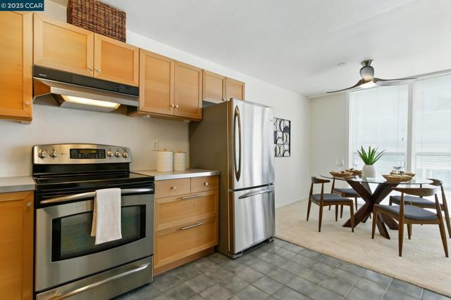 193 Montecito, Oakland CA: https://media.crmls.org/mediaz/80294578-cac7-4750-bf1e-b361a8b9d0a5.jpg