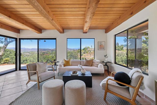 974 Via Hillview, Fallbrook CA: https://media.crmls.org/mediaz/80297244-3316-493f-bb0a-c46a683fab60.jpg