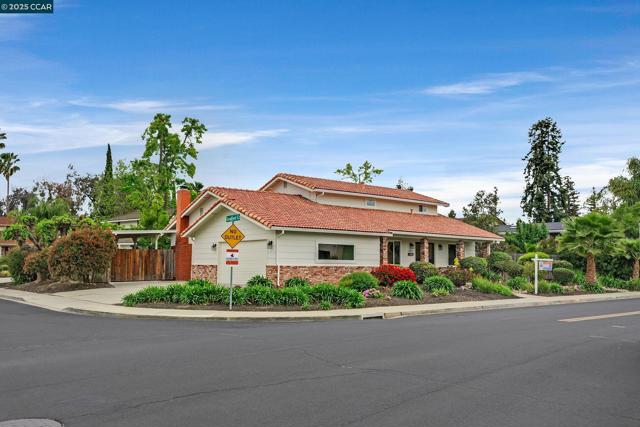 2043 Gill Port Ln, Walnut Creek CA: https://media.crmls.org/mediaz/8029d58d-7fbb-46e2-bc58-48eeb43815c6.jpg