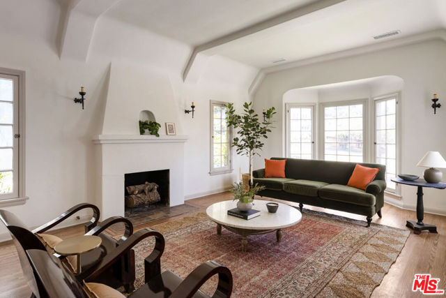 4772 Twining Street, Los Angeles CA: https://media.crmls.org/mediaz/802a9a09-1433-4410-9297-9b708f94bdd4.jpg