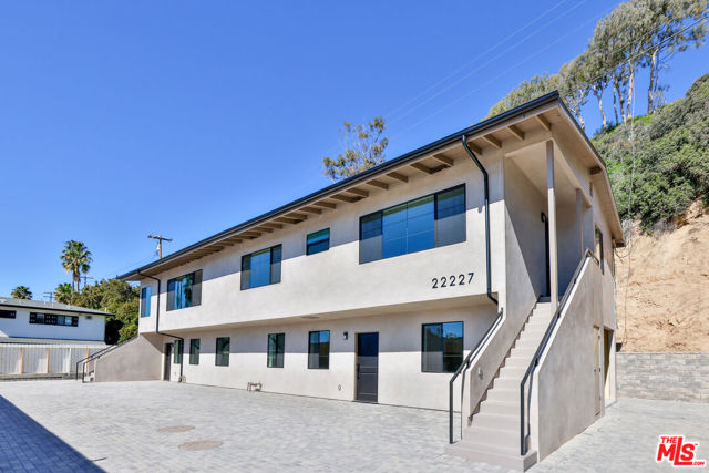 22227 PACIFIC COAST Highway, Malibu CA: https://media.crmls.org/mediaz/802b0679-04f6-42d9-aab4-eeb651608582.jpg