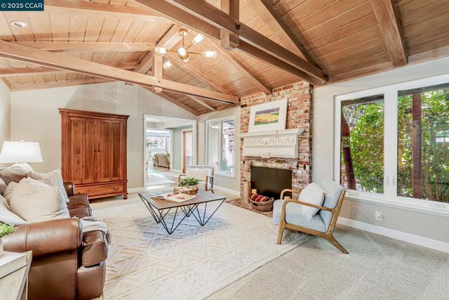 49 Terra Bella Dr, Walnut Creek CA: https://media.crmls.org/mediaz/802c2a6a-09bd-4381-8691-a41e0e08a2eb.jpg