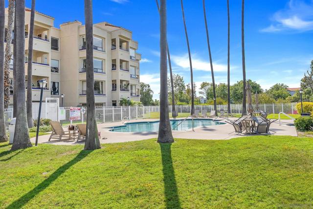 12132 Royal Birkdale Row Unit 104E, San Diego CA: https://media.crmls.org/mediaz/802c4ff5-c1dc-43e8-9fcc-5ff0084b1e53.jpg