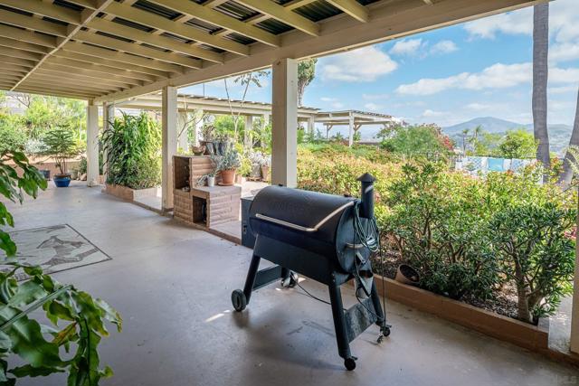 7945 Shadow Hill Dr, La Mesa CA: https://media.crmls.org/mediaz/802cddde-d6d0-499f-aeab-302faaf61519.jpg