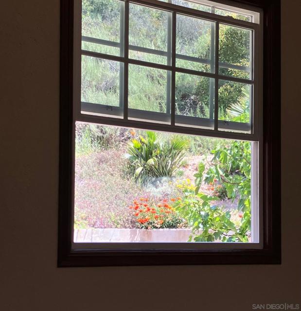 1088 Deer Springs Rd, San Marcos CA: https://media.crmls.org/mediaz/802f3396-835b-4c76-9c2b-32163ce0fd6a.jpg