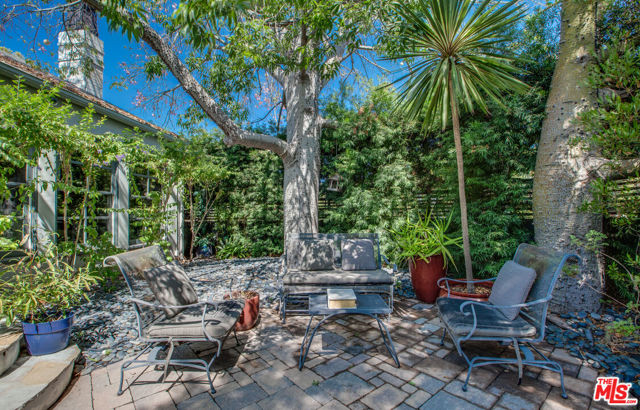 449 Westbourne Drive, West Hollywood CA: https://media.crmls.org/mediaz/80313993-75de-4470-8804-ece39bf1d424.jpg