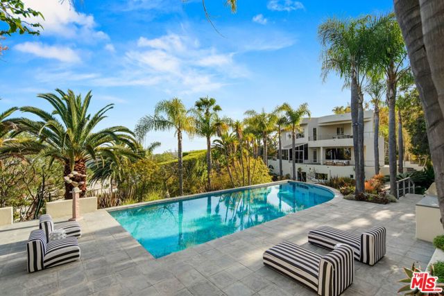 28177 Rey De Copas Lane, Malibu CA: https://media.crmls.org/mediaz/8032377f-e8b2-45fe-b958-45b1400af1b7.jpg