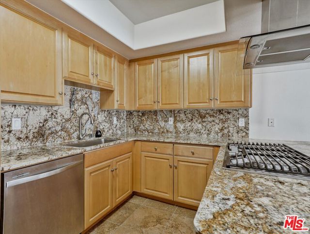 937 12th Street, Santa Monica CA: https://media.crmls.org/mediaz/8033a3bd-7632-49d5-afe9-1c9ba1010204.jpg