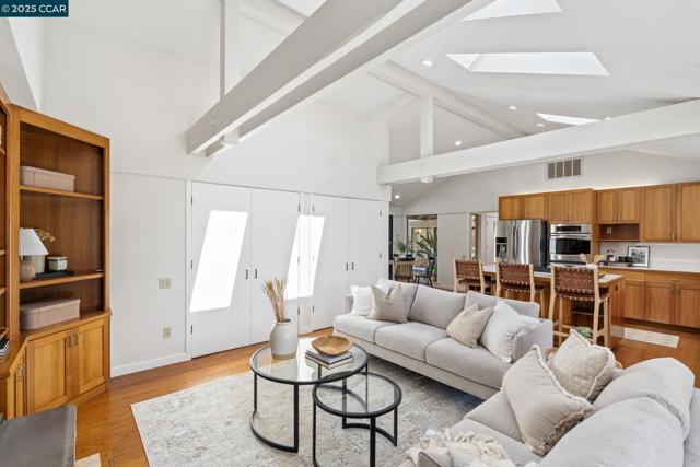 131 Clover Hill Court, Danville CA: https://media.crmls.org/mediaz/8033d4a4-31db-4f08-a18d-8a46dda57345.jpg