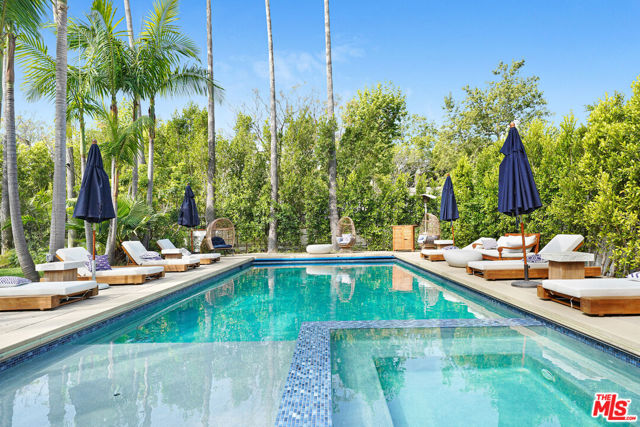 9451 Sunset Boulevard, Beverly Hills CA: https://media.crmls.org/mediaz/8033e81d-94f7-4105-8ea2-e056c850a4a1.jpg