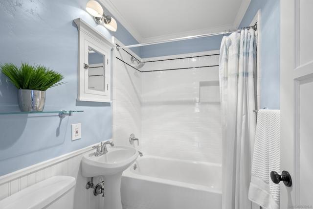 3833 Tomahawk Ln, San Diego CA: https://media.crmls.org/mediaz/8035245c-9030-40f5-a30e-5c603263097e.jpg