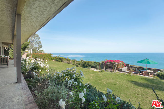 29008 Cliffside Drive, Malibu CA: https://media.crmls.org/mediaz/8035f9be-b927-4b04-891d-52405627e4be.jpg