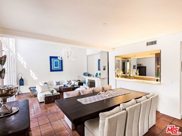 2113 Stoney Hill Road, Los Angeles CA: https://media.crmls.org/mediaz/80375e52-82ec-4b67-88b1-11b3aea97a60.jpg
