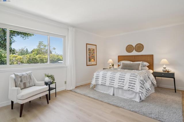 1105 Fontana Dr, Alameda CA: https://media.crmls.org/mediaz/803777fa-53e4-45c9-b8f8-d98d7c6fe94c.jpg