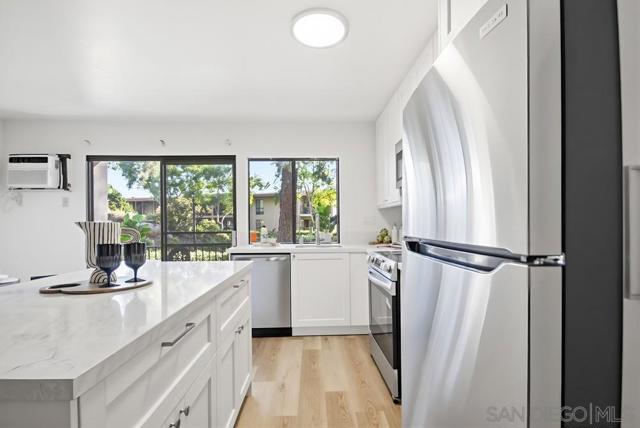 7858 Cowles Mountain Ct, San Diego CA: https://media.crmls.org/mediaz/8037e3f0-ce21-4b88-998a-e3abc8fac3b7.jpg