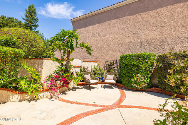 2124 Snowberry Court, Simi Valley CA: https://media.crmls.org/mediaz/80383062-fbe3-40e1-b0e1-4a866a47e43a.jpg