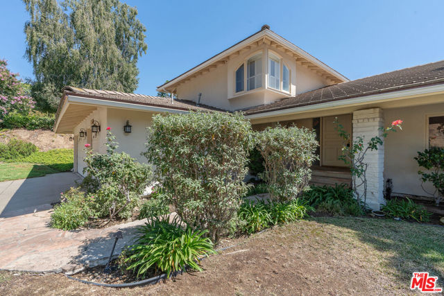 1943 Stonesgate Street, Westlake Village CA: https://media.crmls.org/mediaz/8039e733-ad87-4d75-8bd0-f7c365f5cc67.jpg