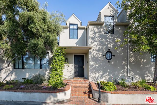 2720 Hollyridge Drive, Los Angeles CA: https://media.crmls.org/mediaz/803a285c-6f93-4504-8e21-e638f8d51525.jpg