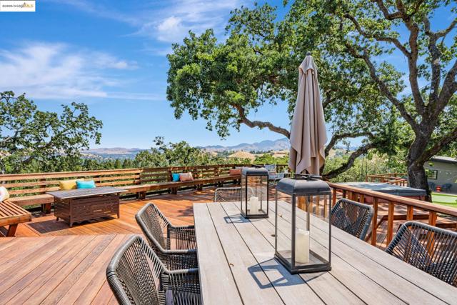 3336 Oak Ct, Lafayette CA: https://media.crmls.org/mediaz/803a83f8-bd34-44b1-8daf-d70b5701155a.jpg