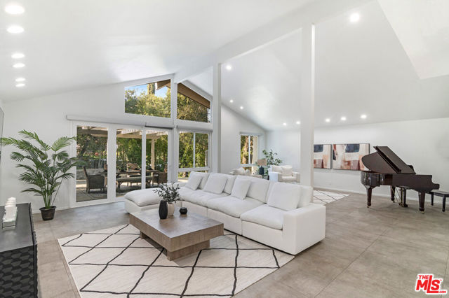 3585 Alana Drive, Sherman Oaks CA: https://media.crmls.org/mediaz/803a913b-e0c8-43ed-8348-2a839feb90f7.jpg