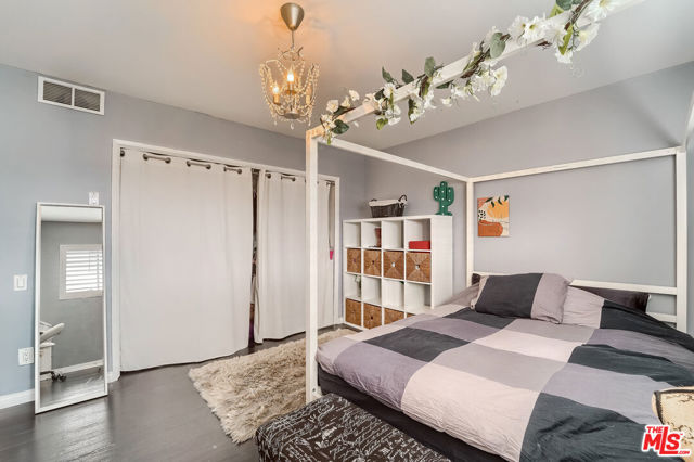 910 S HOLT Avenue, Los Angeles CA: https://media.crmls.org/mediaz/803b0e39-cee2-402f-904c-3dae10ce6cac.jpg
