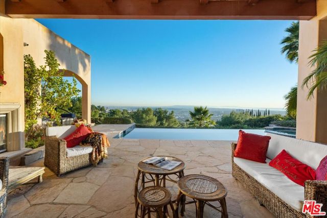 1740 Carla, Beverly Hills CA: https://media.crmls.org/mediaz/803b5bd2-8a4b-47a3-ac03-1208cd7cd18f.jpg