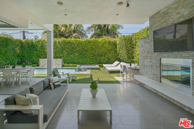 633 N Laurel Avenue, Los Angeles CA: https://media.crmls.org/mediaz/803bf8ef-f84d-45c4-afbc-34c3e28d9ebd.jpg