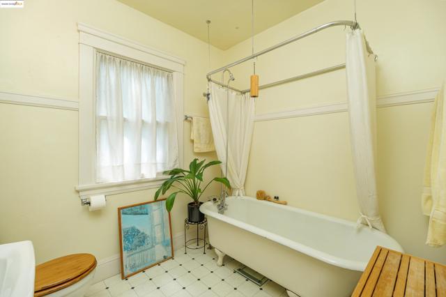 318 Washington Avenue, Richmond CA: https://media.crmls.org/mediaz/803d279b-94b0-43bc-9e39-268cbce35138.jpg