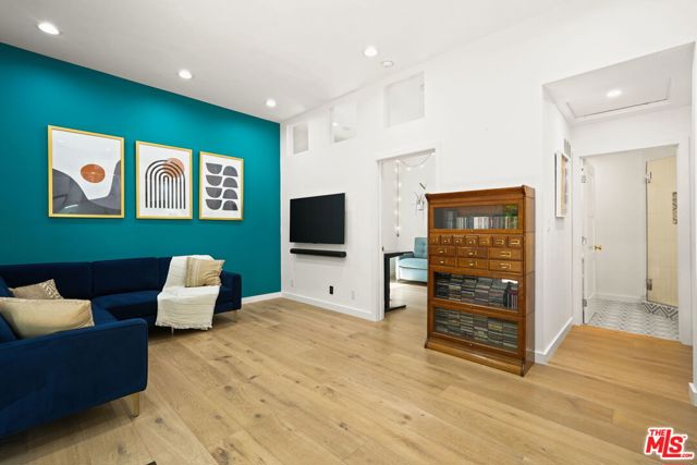 1618 S Durango Avenue, Los Angeles CA: https://media.crmls.org/mediaz/803d58a9-f06d-4bea-8f1a-b7424446528b.jpg