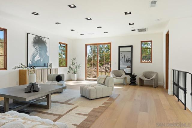 5758 Las Palomas, Rancho Santa Fe CA: https://media.crmls.org/mediaz/803db116-18d9-484b-8008-5d7e6316831d.jpg