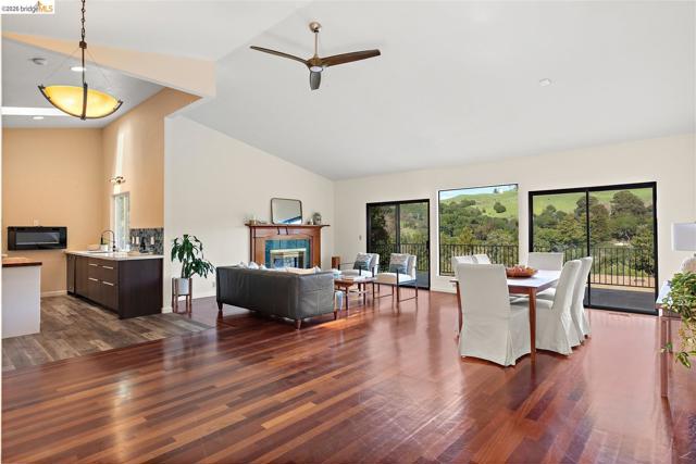 6065 Dimm Way, Richmond CA: https://media.crmls.org/mediaz/803e6a99-6121-4250-9de4-831bdb69545a.jpg