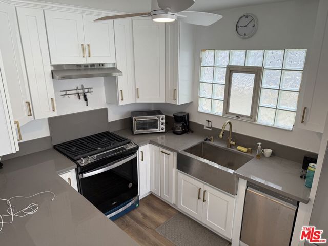 39 Westminster Avenue, Venice CA: https://media.crmls.org/mediaz/803e9ed2-c828-45a7-b5a9-f139bfa58573.jpg