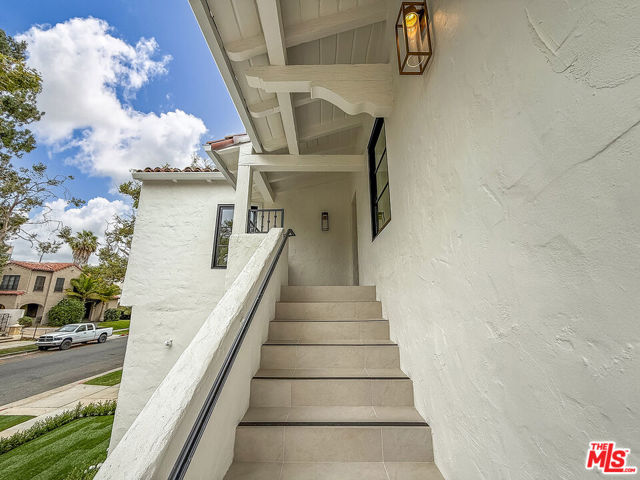 150 N Arnaz Drive, Beverly Hills CA: https://media.crmls.org/mediaz/803f1faf-93da-4542-91c6-84f8833c6c2b.jpg