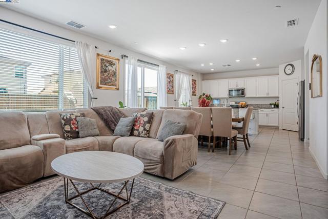859 Helmsley Dr, Vacaville CA: https://media.crmls.org/mediaz/8040e138-dd40-45a9-b0ed-7ef49331e26d.jpg