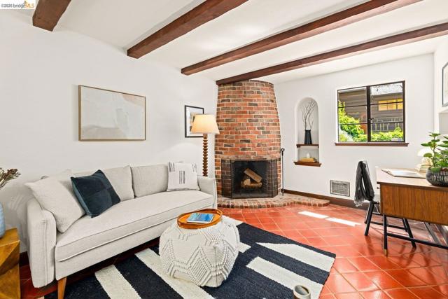 636 Euclid Ave, Berkeley CA: https://media.crmls.org/mediaz/8041920c-094d-4461-a135-4758e6437116.jpg